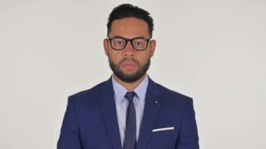 Beyaz Arkaplanda Ciddi Genç İspanyol İş Adamının Portresi