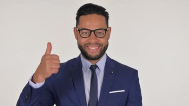 Genç İspanyol İş Adamı 'nın Beyaz Arkaplanda Başparmak Kalkmış Portresi