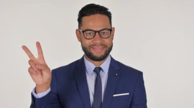 Beyaz Arkaplanda Zafer İşaretli Genç İspanyol İşadamı Portresi