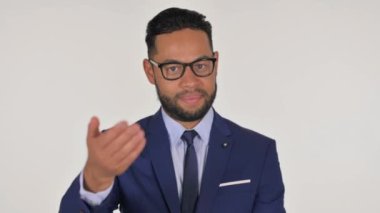 Genç İspanyol İşadamının Portresi İnsanları Beyaz Arkaplana Davet Ediyor