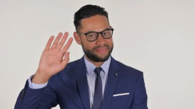 Genç İspanyol İşadamı El sallayarak Beyaz Geçmişe Hoş Geldiniz Portresi