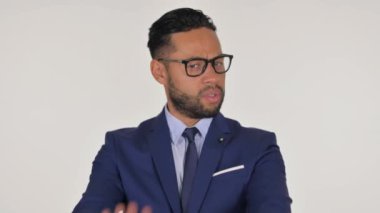 Beyaz Arkaplanda Teklif Verilmesinden Hoşlanmayan Latin İşadamının Portresi