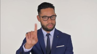 Gergin Genç İspanyol İş Adamı 'nın Beyaz Arkaplanda Portresi