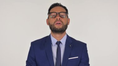 Genç İspanyol İşadamı 'nın Beyaz Arkaplanda Kafasını Sarsan Portresi