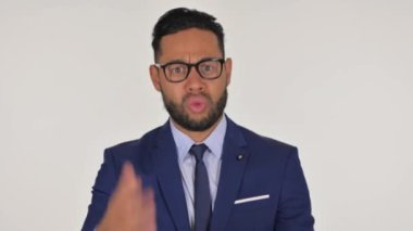 Öfkeli Genç İspanyol İşadamı 'nın portresi Beyazlar Arkasında Öfkeyle Konuşuyor