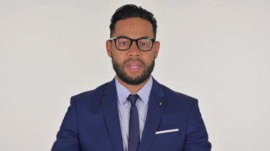 Hüsrana uğramış İspanyol İşadamı 'nın portresi Beyaz Arkaplanda Bağırıyor