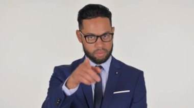 Beyaz Arkaplanda Kamerayı Gösteren Genç İspanyol İşadamı Portresi