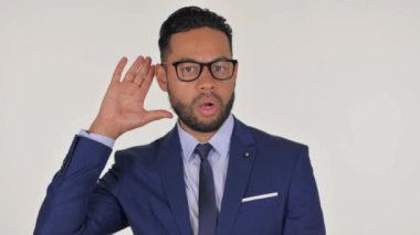 Genç İspanyol İşadamı Beyaz Arkaplanı Dinlemeye Çalışıyor, Portre