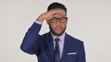 Beyaz Arkaplanda Yeni Fırsatlar Arayan Genç İspanyol İşadamı Portresi