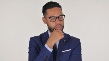 Genç İspanyol İşadamı 'nın portresi Beyaz Arkaplanda Yeni Fikir Fırtınası