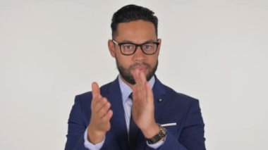 Beyaz Arkaplan Takımını Alkışlayan Genç İspanyol İş Adamı Portresi