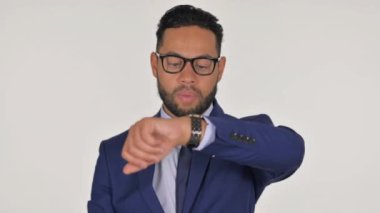 Beyaz Arkaplanda Zaman Kontrol Eden Genç İspanyol İşadamı Portresi