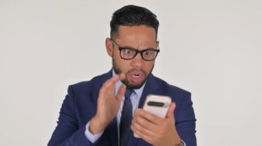 Genç İspanyol İş Adamı 'nın Portresi Beyaz Arkaplanda Kaybından Şok Oldu