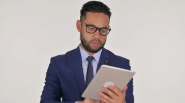 Beyaz Arkaplanda Dijital Tablet Kullanan Genç İspanyol İşadamı Portresi