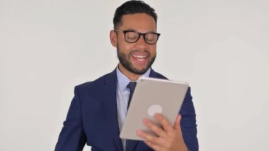 Beyaz Arkaplanda Tablet 'te Video Sohbeti Yapan İspanyol Genç İşadamının Portresi