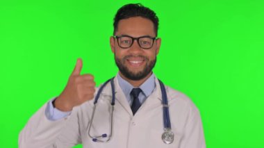 Yeşil Arkaplanda Başparmakları Oluşan İspanyol Doktorun Portresi