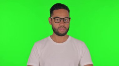 Yeşil Arkaplanda Başparmakları Olmayan Adam