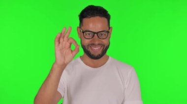 Yeşil Arkaplanda Tamam İşareti Olan Adam