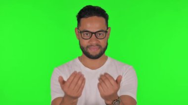 Yeşil Arkaplanda İnsanları Davet Eden Adam