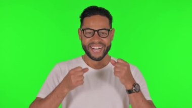 Yeşil Arkaplanda Başarıyı Kutlayan Adam