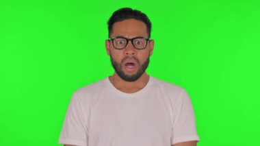 Yeşil Arkaplanda Başarısızlığa Tepki Veren Adam