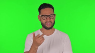 Öfkeli Adam Yeşil Arkaplanda Öfkeyle Konuşuyor