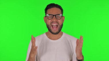 Sinirli Adam Yeşil Arkaplanda Bağırıyor