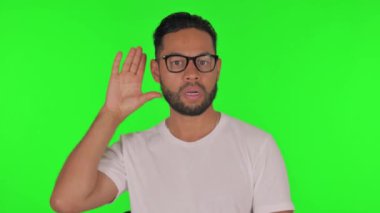 Yeşil Arkaplanda Dinlemeye Çalışan Adam