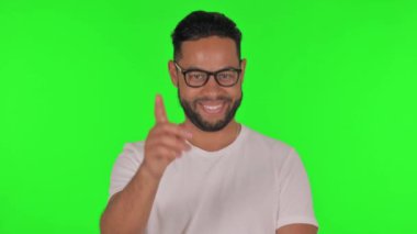 Yeşil Arkaplanda Kamerayı Gösteren Adam