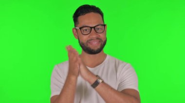 Yeşil Arkaplanda Takım İçin Alkışlayan Adam