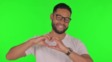 Yeşil Arkaplanda Elleriyle Kalp İşareti Yapan Adam
