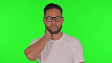 Yeşil Arkaplanda Boyun Ağrısı Olan Adam