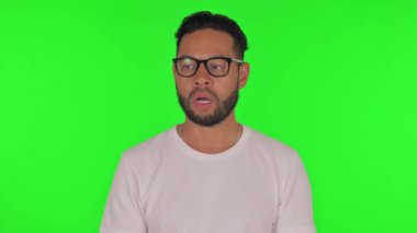 Yeşil Arkaplanda Esneyen Adam