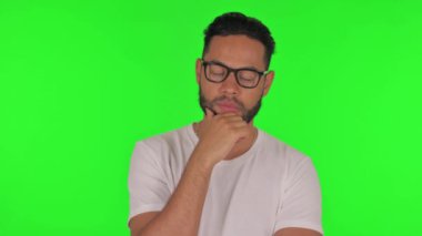 Yorgun Adam Yeşil Arkaplanda Uyuyor