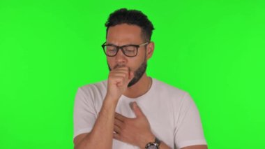 Hasta adam yeşil arka planda öksürüyor.