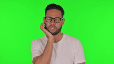 Yeşil Arkaplanda Dişi Ağrıyan Adam