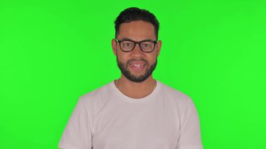 Konuşan Adam Yeşil Arkaplanda Video Sohbeti Yapıyor