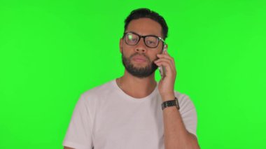 Yeşil Arkaplanda Telefonda Konuşan Adam