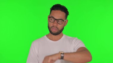 Bekleyen Adam Yeşil Arkaplanda Saati Denetliyor