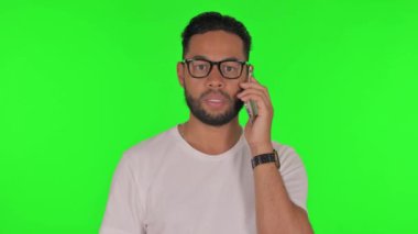 Yeşil Arkaplanda Telefonda Konuşan Kızgın Adam