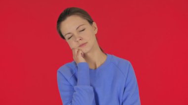 Kızıl Arkaplanda Uyuyan Sıradan Genç Kadın, Portre