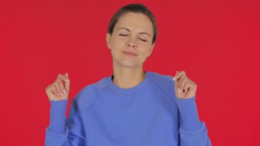 Kırmızı Arkaplanda Dans Eden Sıradan Genç Kadın, Portre