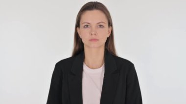 beyaz zemin üzerinde gülümseyen iş kadını portresi