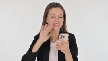 Beyaz Arkaplanda Telefonla Video Sohbeti Yapan İş kadınının Portresi