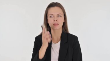 Kızgın İş kadınının portresi Beyaz Arkaplanda Telefonda Konuşuyor