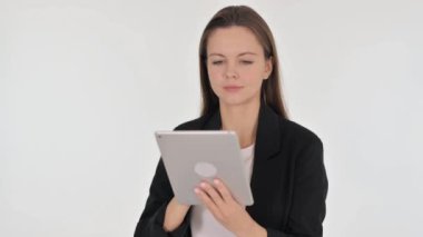 Beyaz Arkaplanda Sayısal Tablet Kullanan İşkadını Portresi