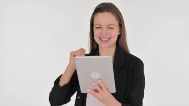 Beyaz Arkaplanda Dijital Tablet ile Video Sohbeti Yapan İş kadınının Portresi