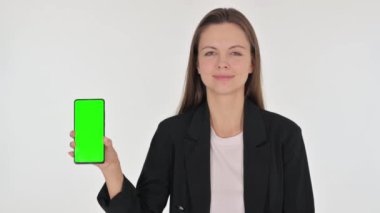 Beyaz Arkaplanda Yeşil Ekranlı Sıradan Genç Kadın Akıllı Telefon Gösteriyor