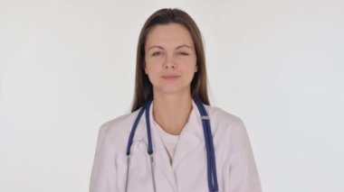Beyaz arka planda gülümseyen kadın doktor portresi