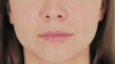 Beyaz Arkaplanda Gülümseyen Kadın Dudakları